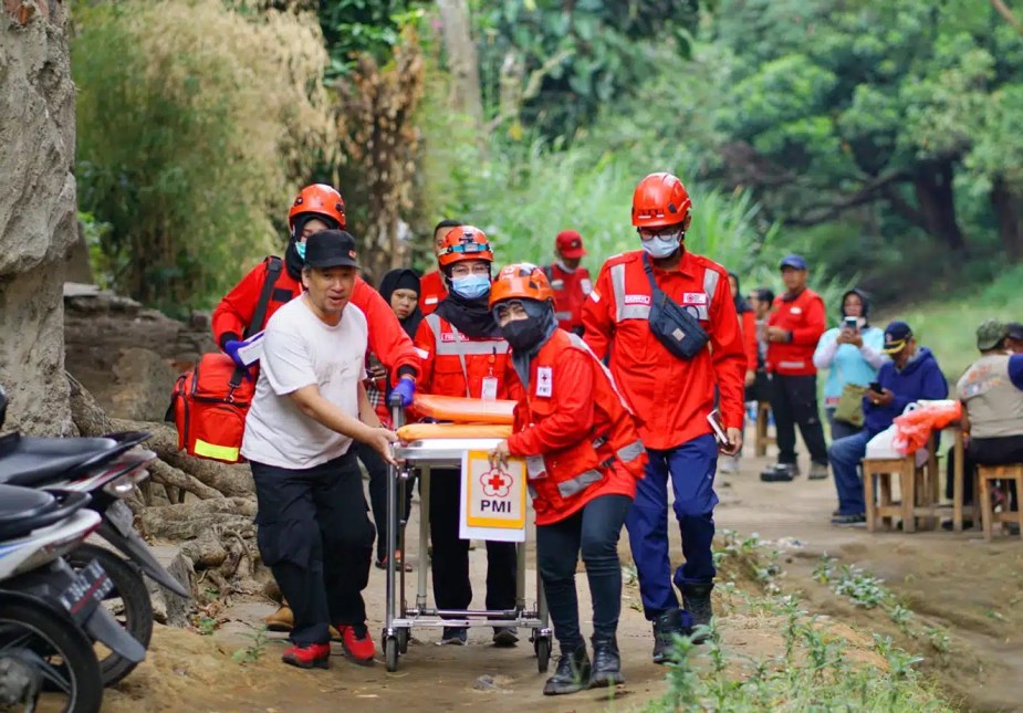 first-aid-diklat-PMI-PMR-KSR-relawan-pertolongan-bencana-belitung-korps-Red-Cross-Indonesia-website-by-WINSON-MEDIA-TEKNOLOGI-WEBCLOUDHOSTER-jasawebbelitung-.com-baliwebservices.com